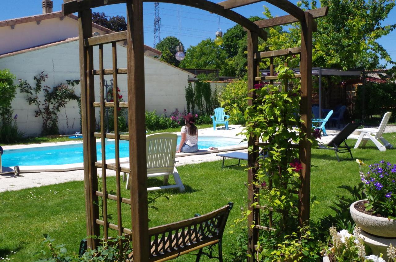 Maison D'Hotes Le Cadran Solaire Courcelles  Exterior foto